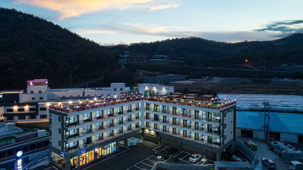 Gold Beach Resort Yeosu Exteriör bild